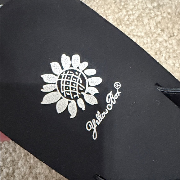 EUC. Size 8.5 Yellow Box Flip Flops - Picture 4 of 6